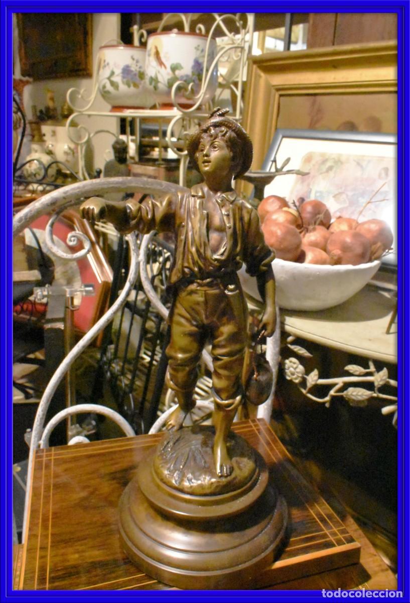 Arte: Bonita figura de bronce firmada por Rousseau