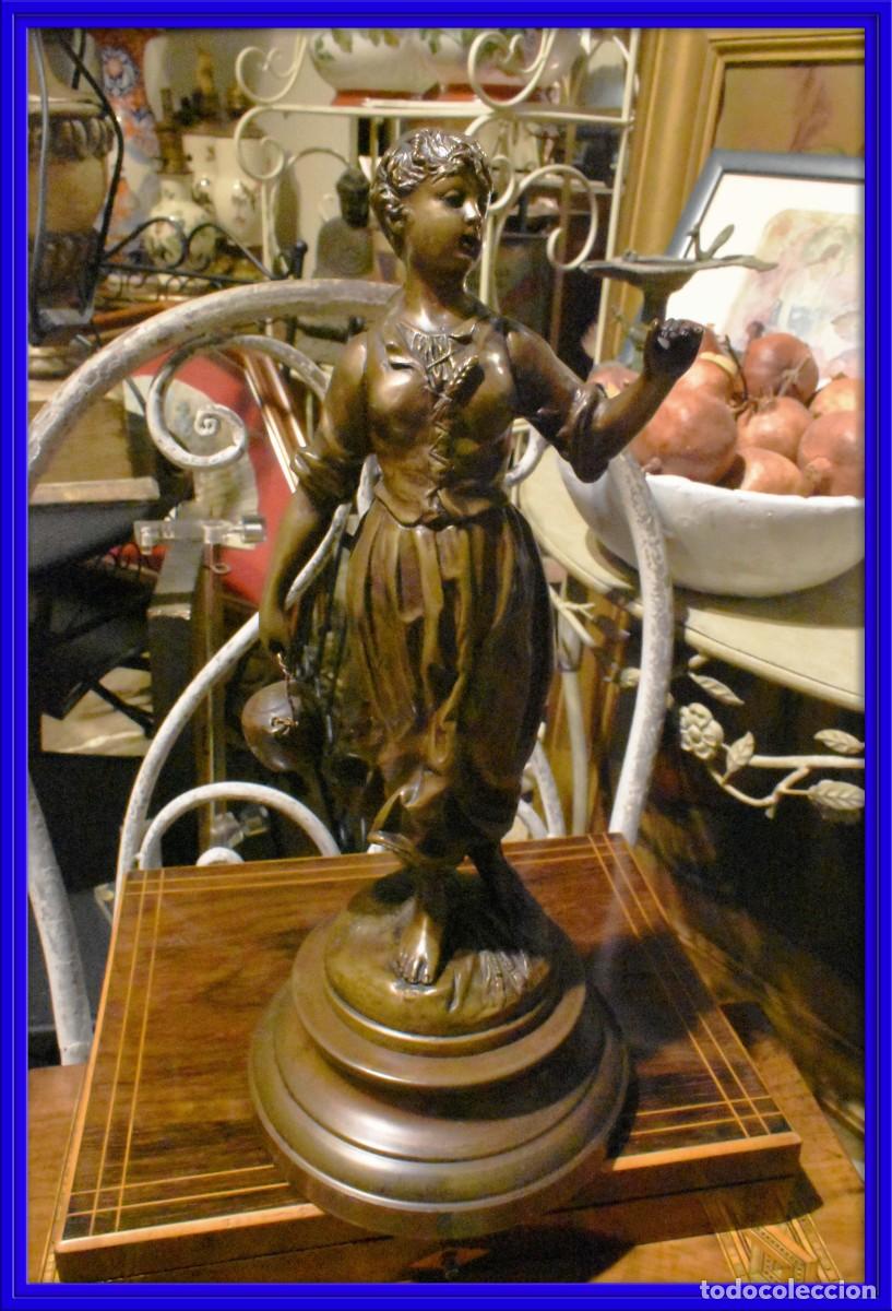 Arte: Bonita figura de bronce firmada por Rousseau