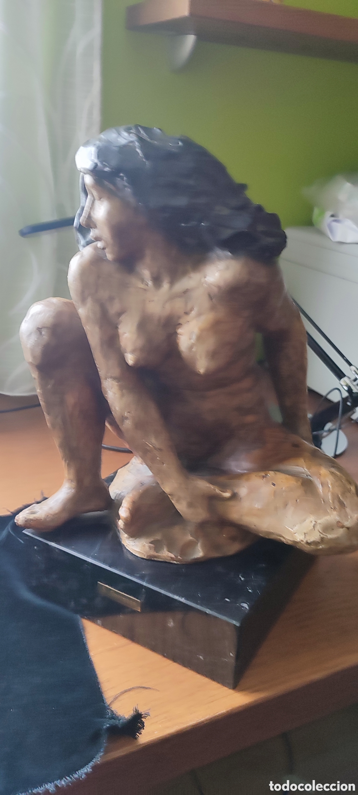 Arte: Escultura en terracota patinada Joven sedente del escultor extreme&ntilde;o Santiago Carrasco, firmada