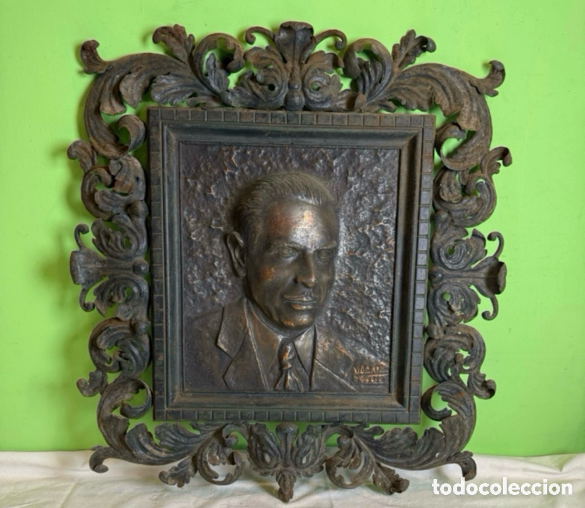 Art: Antiguo busto o retrato en relieve de cobre repujado a mano grabado Vidal dino y fechado 1952.