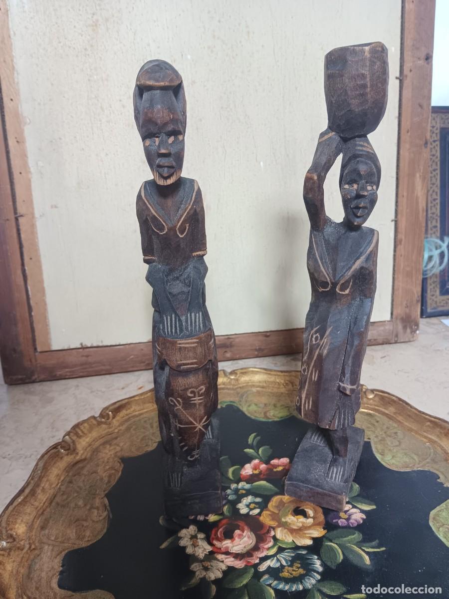 Arte: esculturas de madera tallada representa una figura masculina y una femenina en un estilo art&iacute;stico a