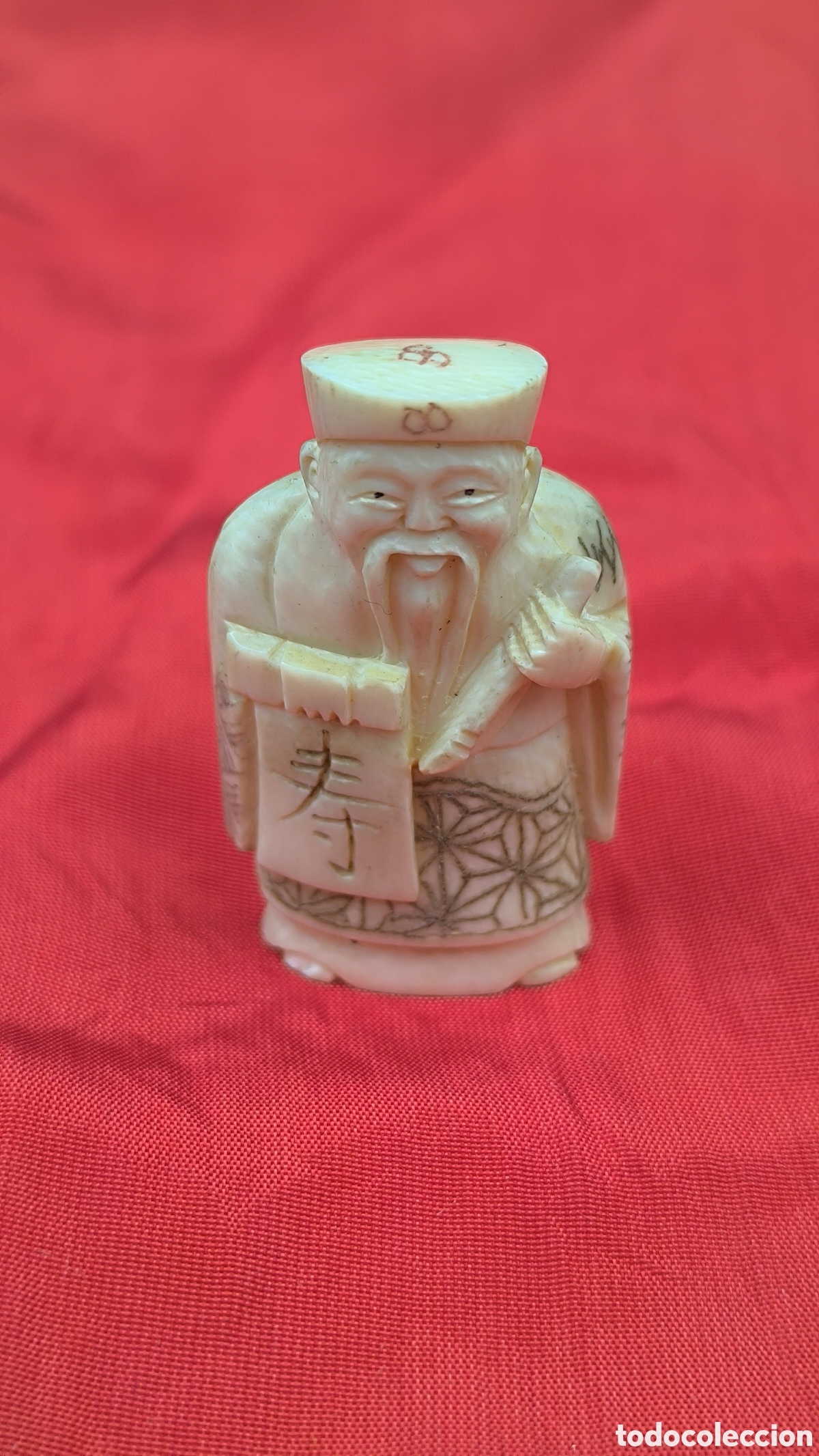 Kunst: Antiguo netsuke tallado en material noble, firmado en la base