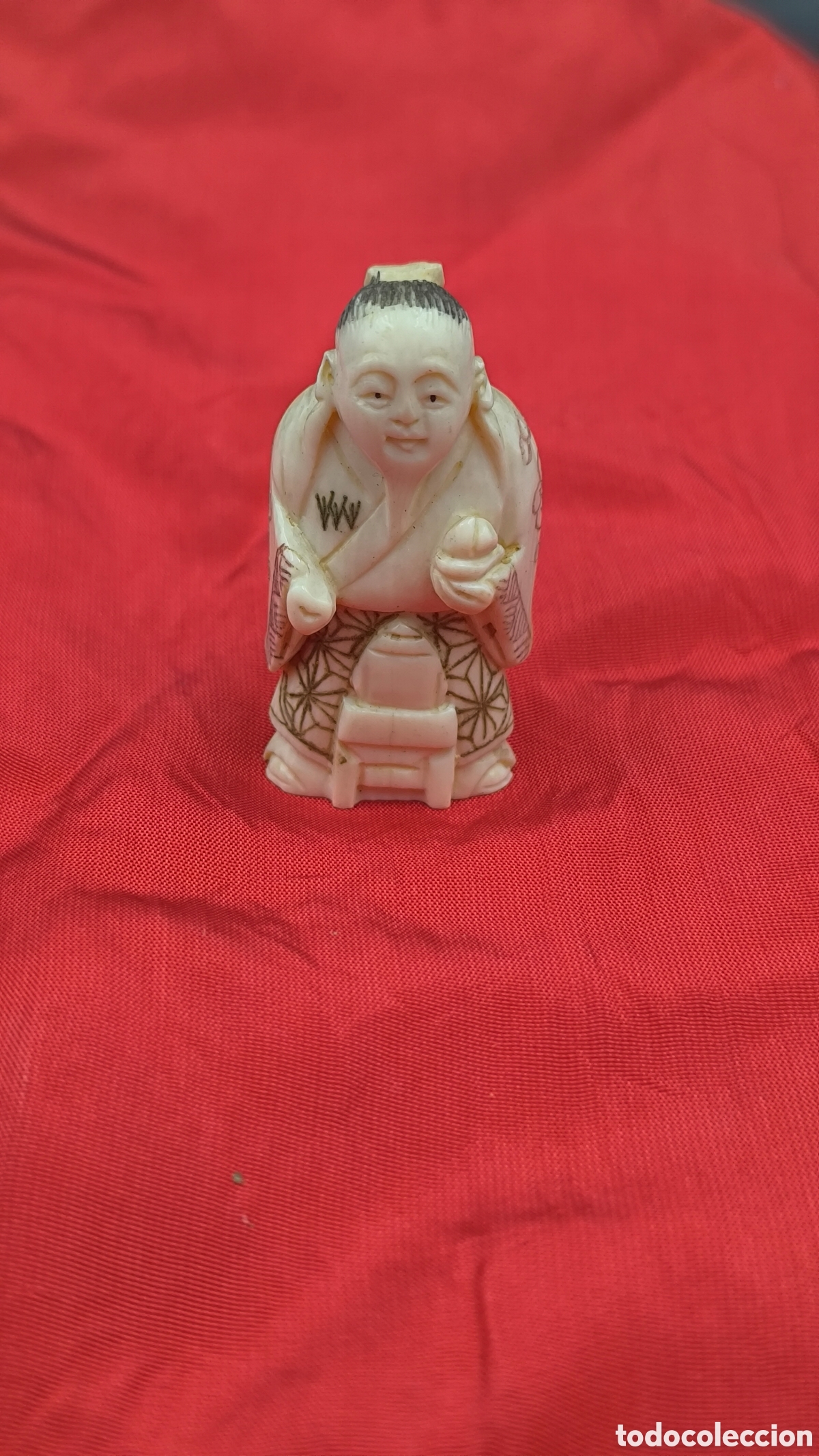 Kunst: Antiguo netsuke oriental firmado en la base. Tallado en hueso o marfil