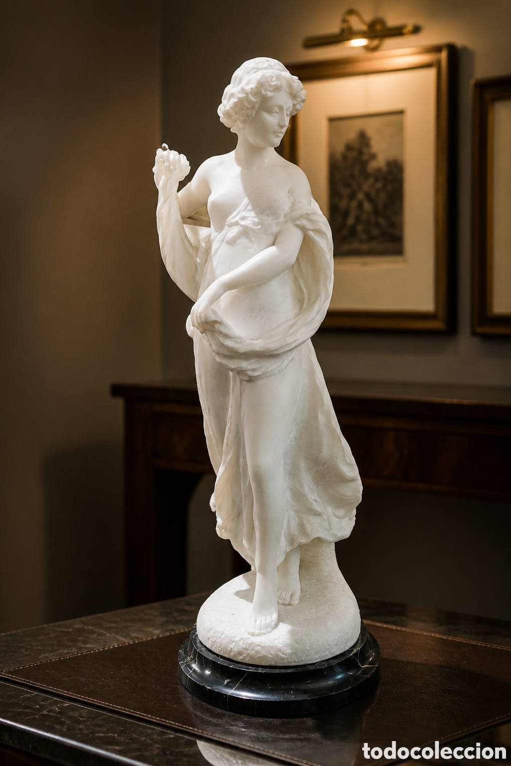 Arte: ESCUELA EUROPEA S.XIX. ESCULTURA DE DAMA EN ALABASTRO CON BASE DE MARMOL NEGRO . 52 cm