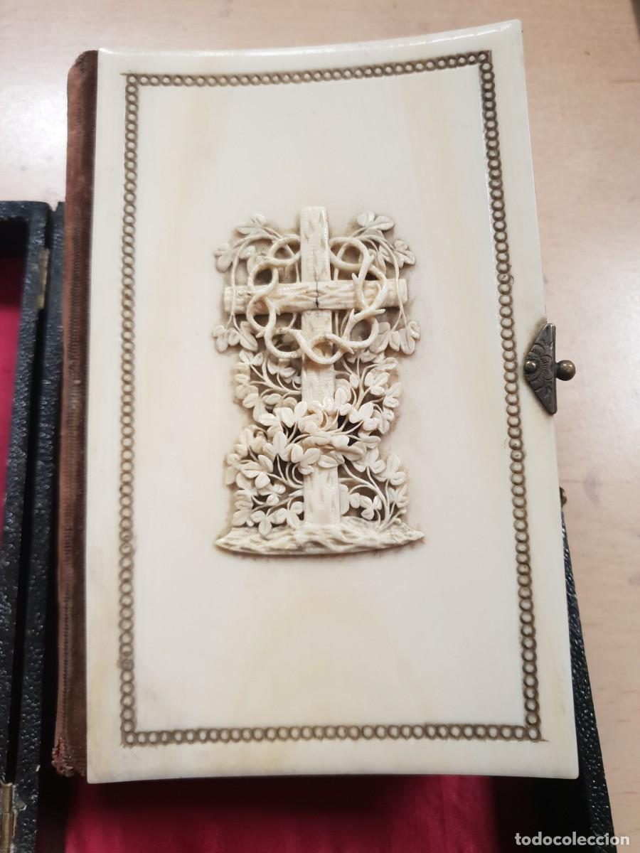 Arte: Misal siglo xix tapas marfil con talla cruz falta cierre con estuche
