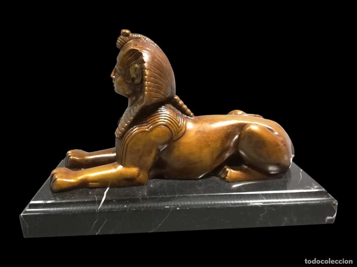 Art: FIGURA DE BRONCE ESFINGE SOBRE BASE DE MARMOL NEGRO