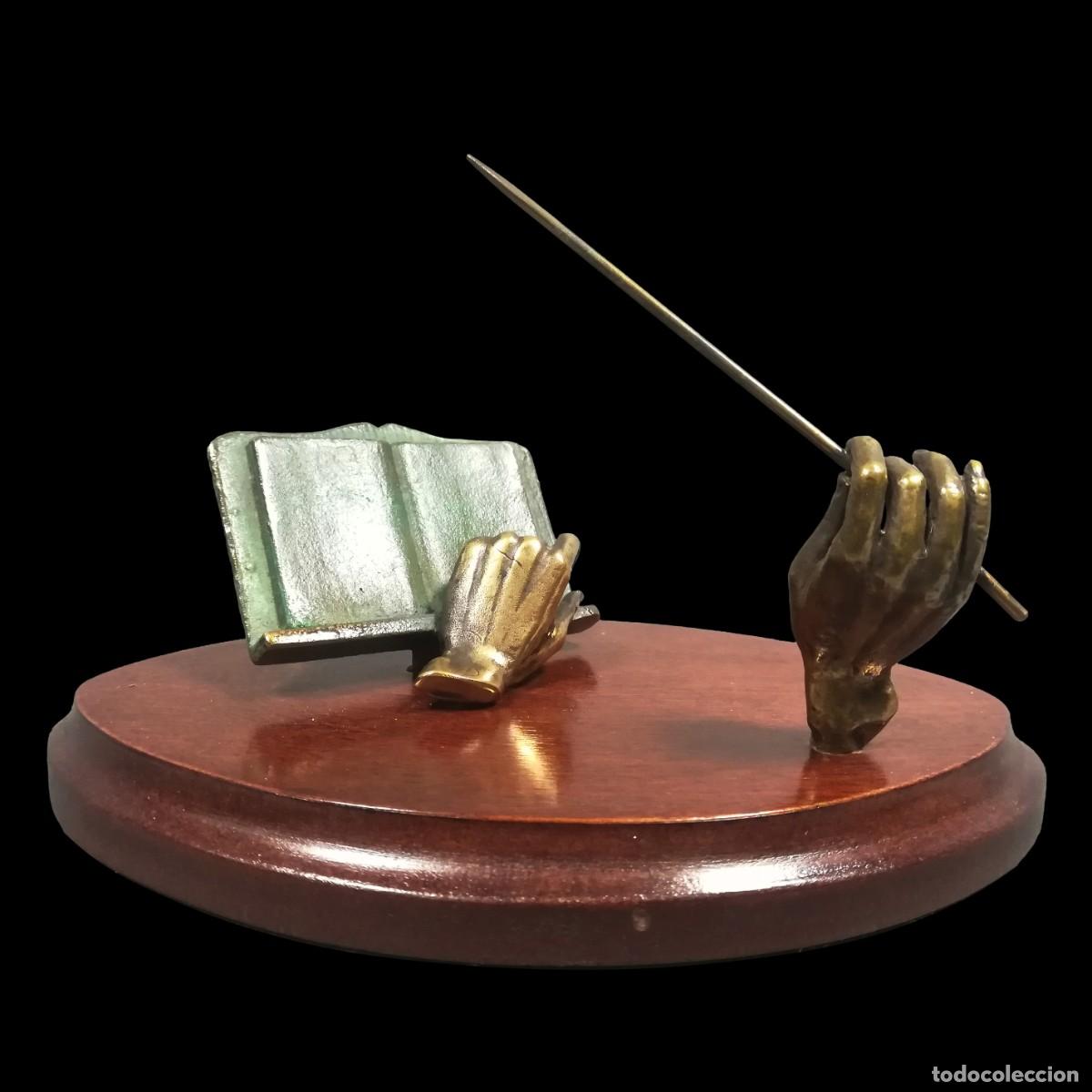 Arte: FIGURA BRONCE DIRECTOR ORQUESTA COMPOSICION MANOS Y PARTITURA DE BRONCE