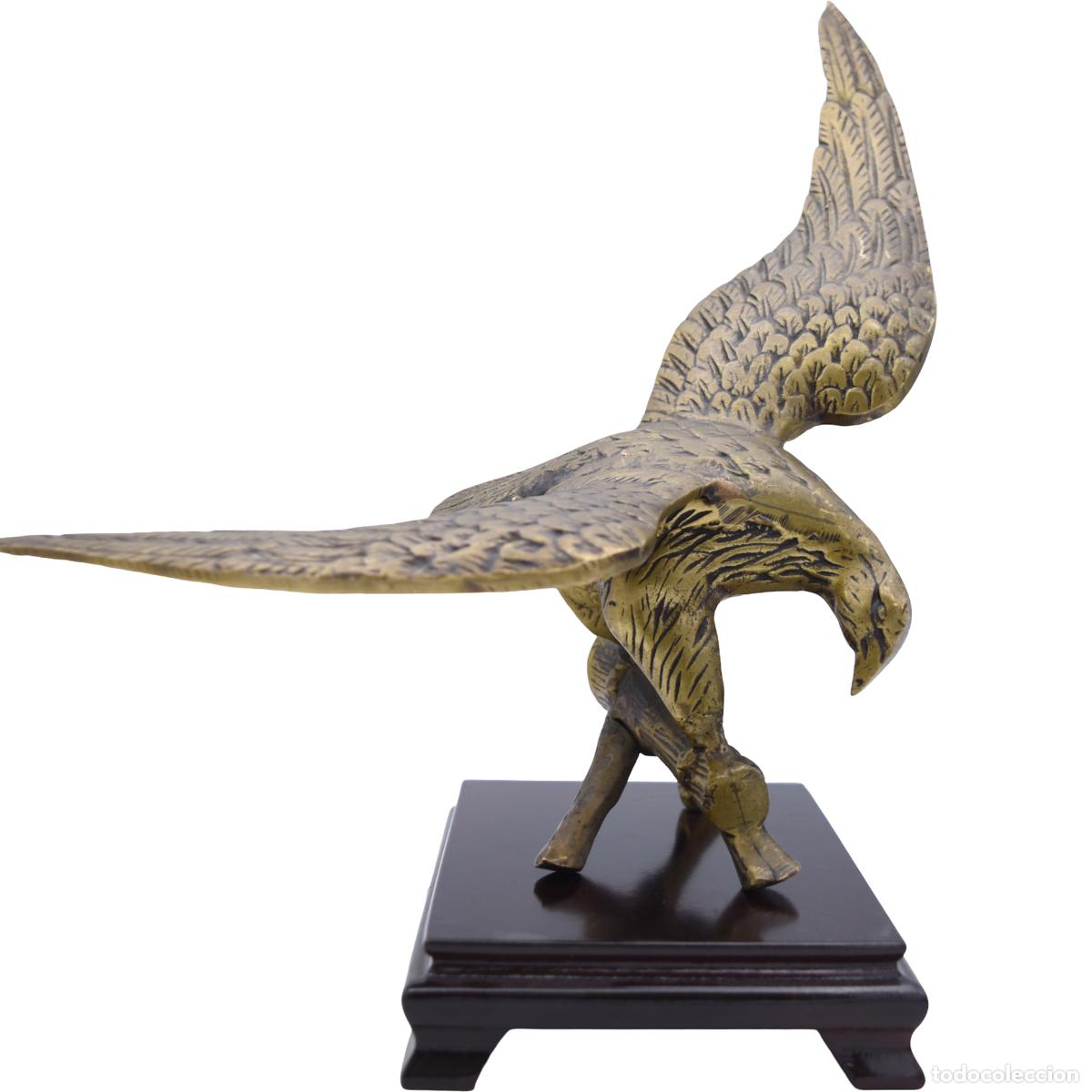 Arte: &Aacute;guila de bronce sobre peana