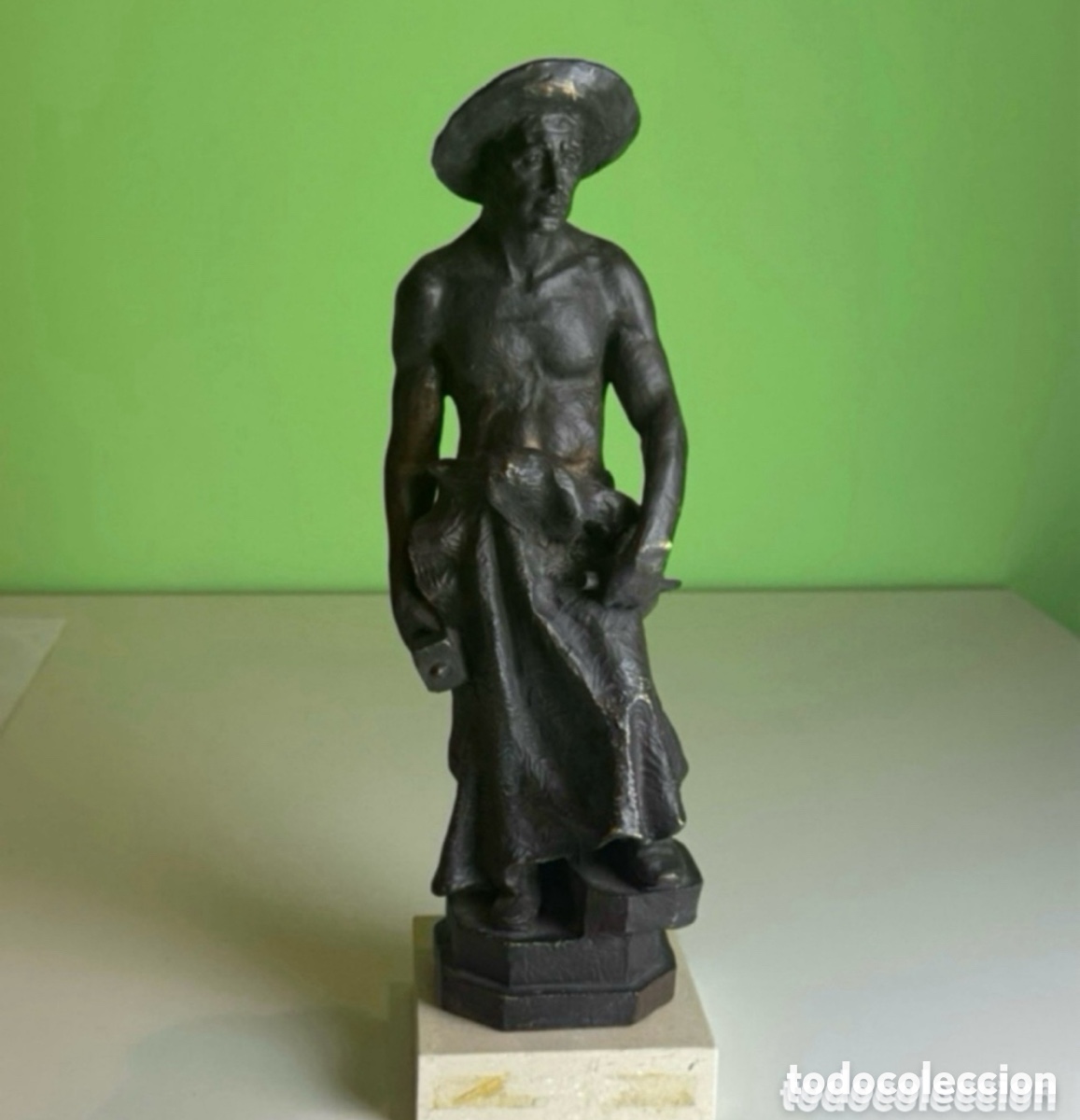 Art: Antigua escultura de broce patinado 35 cm de alto con paena de m&aacute;rmol ver fotos.