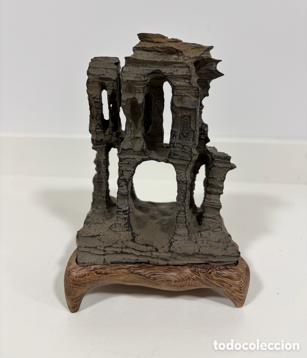 Kunst: Suiseki Natural con Daiza de Madera