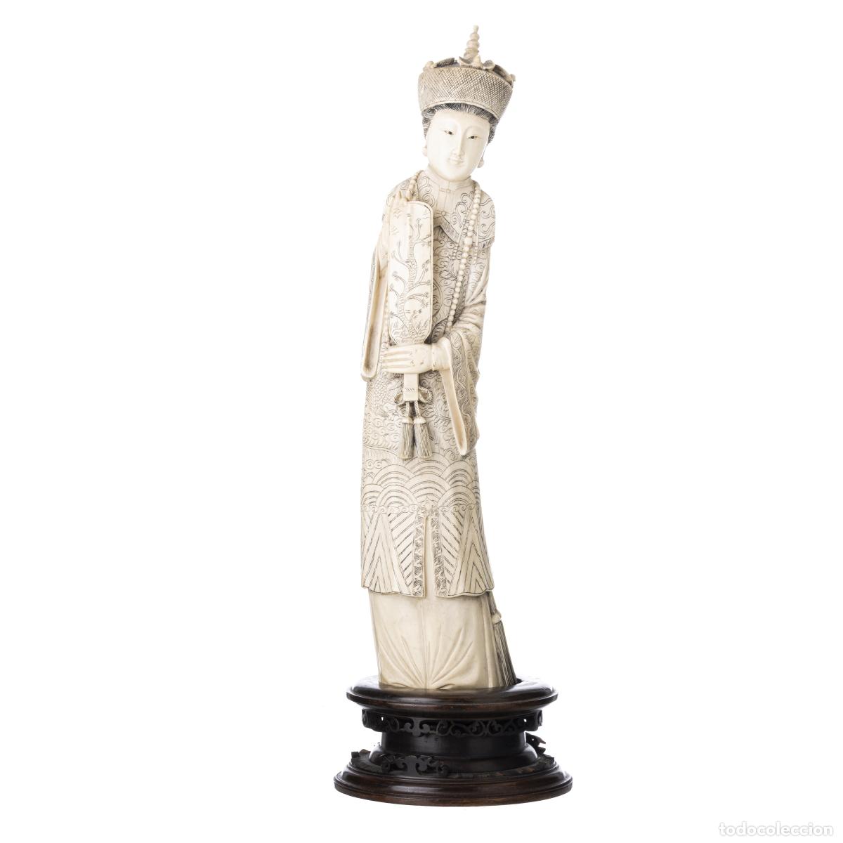 Kunst: Figura de marfil de gran tama&ntilde;o que representa a la emperatriz.