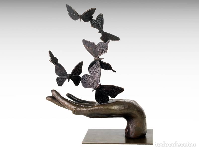 Kunst: Escultura de bronce - Mano liberando mariposas (1200)