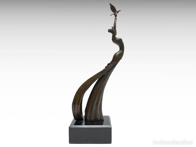 Kunst: Escultura de bronce: Mujer liberando una paloma; s&iacute;mbolo de paz (2083)