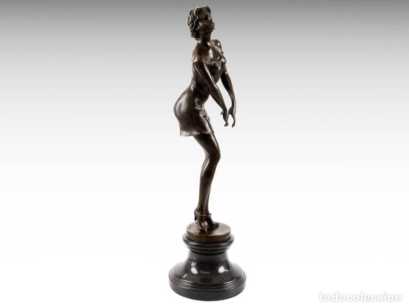 Arte: Escultura de bronce - Mujer posando con un vestido - Art D&eacute;co (1300)