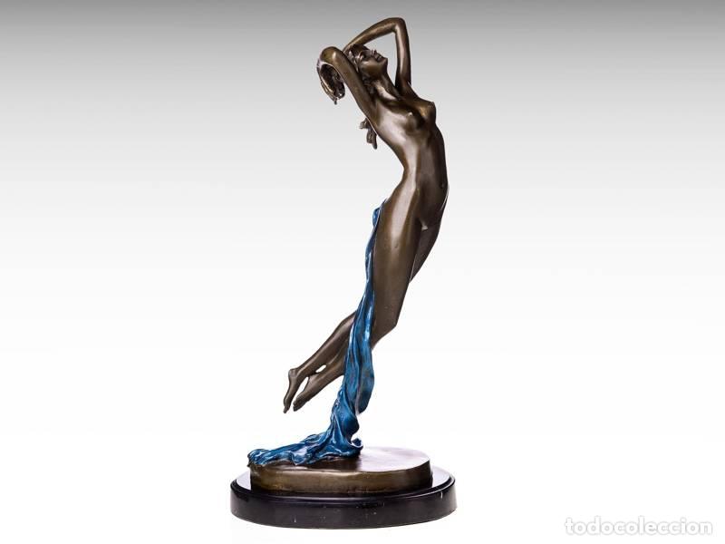Art: Escultura de bronce - Hermosa mujer con vestido azul (1250)