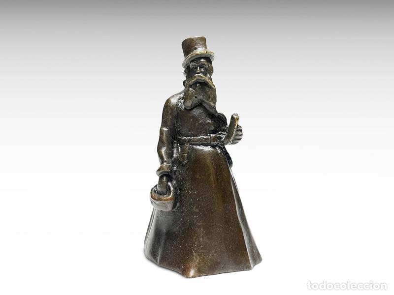 Kunst: Escultura de bronce - Campana con forma de caballero (1053)