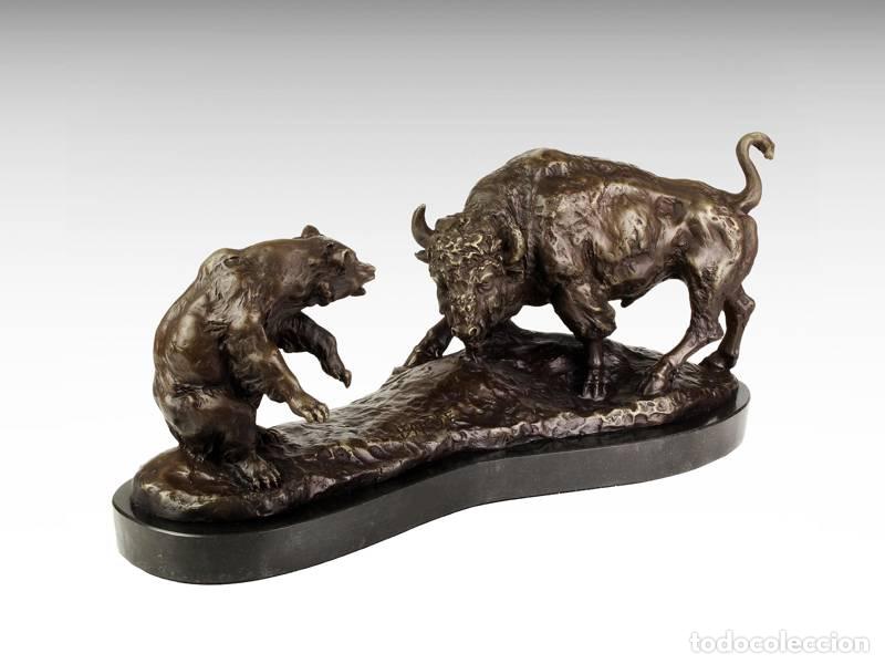 Arte: Escultura de bronce de un oso luchando contra un bisonte (1284)