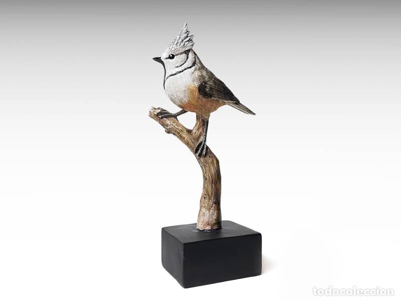Arte: Escultura de p&aacute;jaro; estilo vintage; en resina pintada a mano (1495)