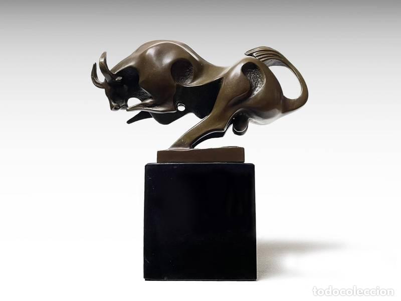 Arte: Escultura de bronce - Toro modernista (1153)