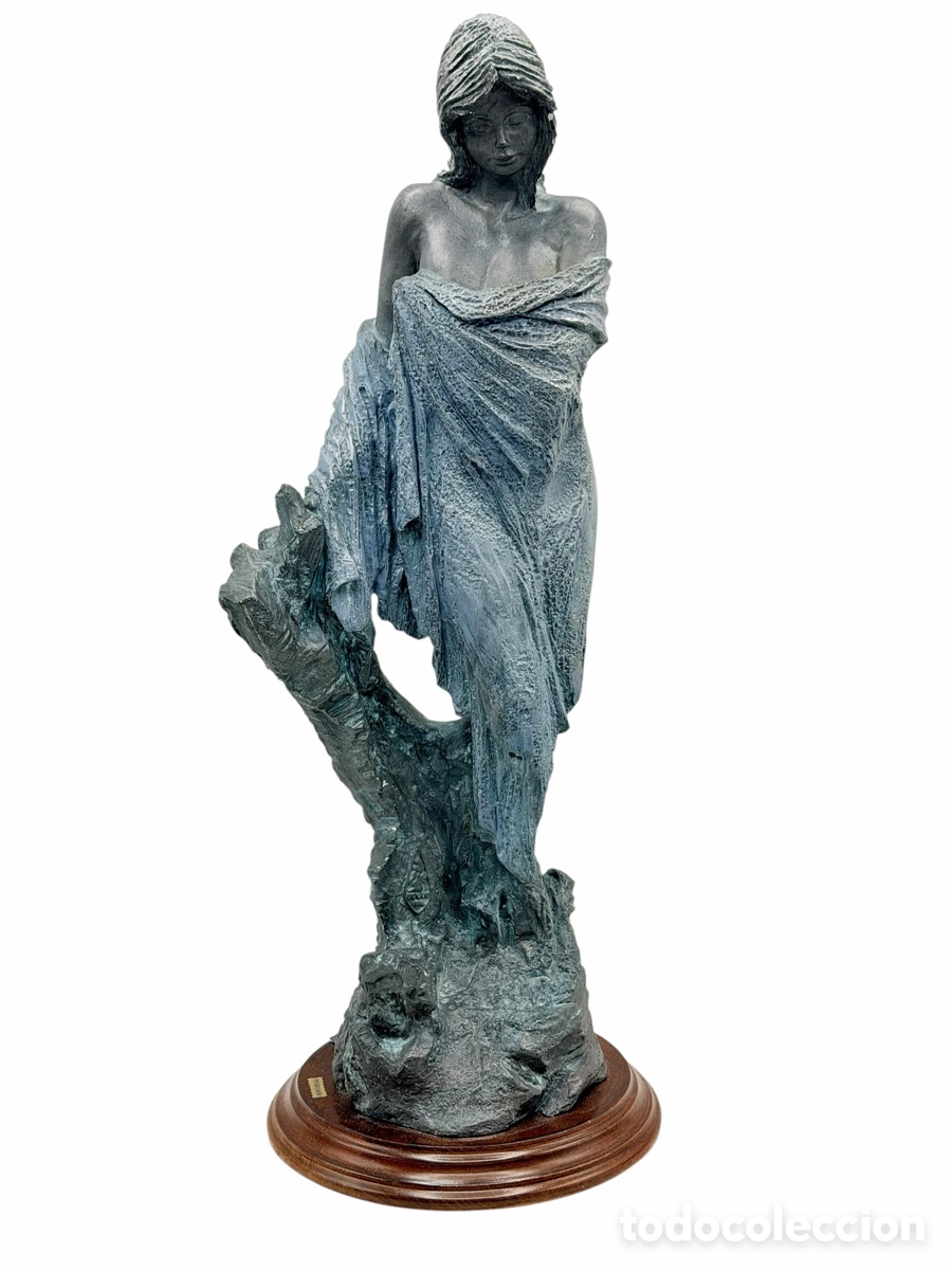Arte: Escultura de Dama en Base de Madera