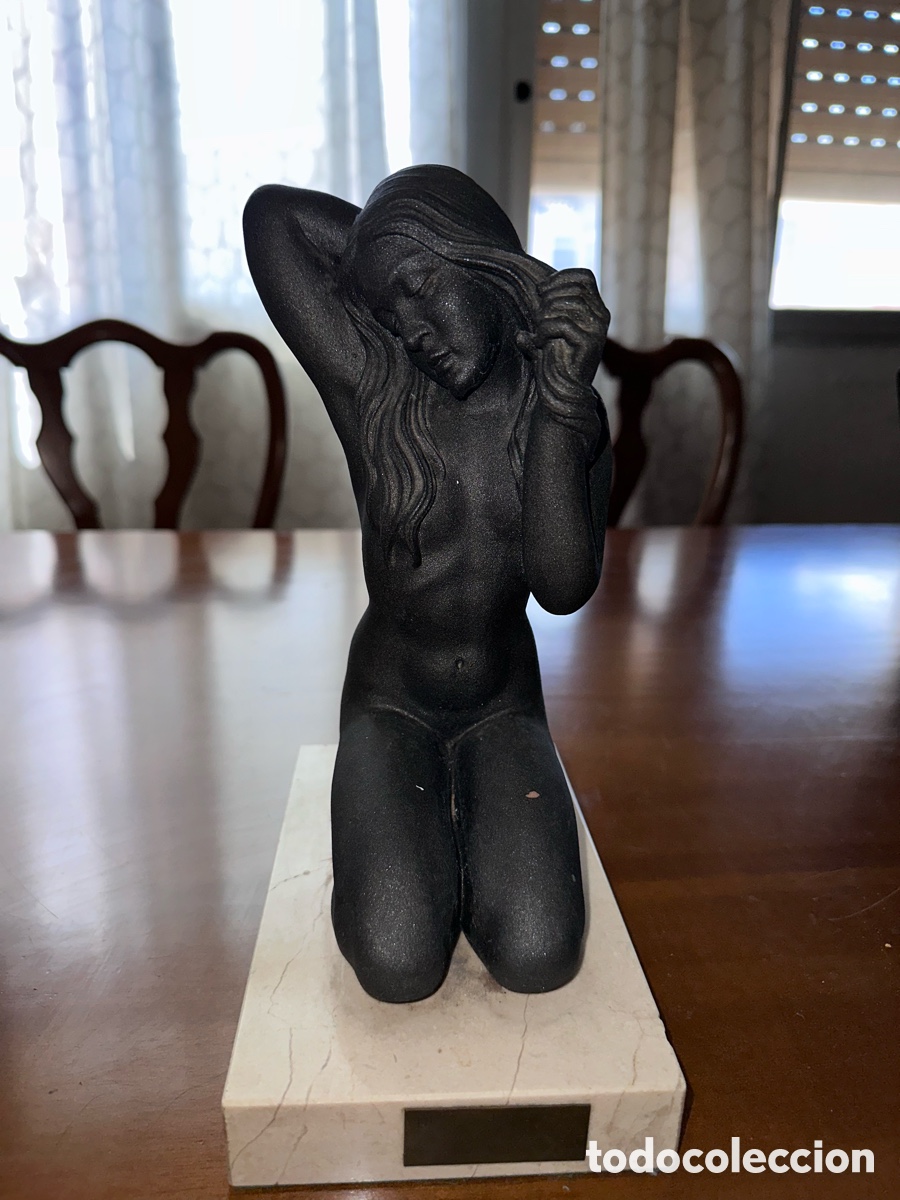 Arte: Escultura contempor&aacute;nea titulada &ldquo;DESEO&rdquo;, representando una figura femenina desnuda arrodillada