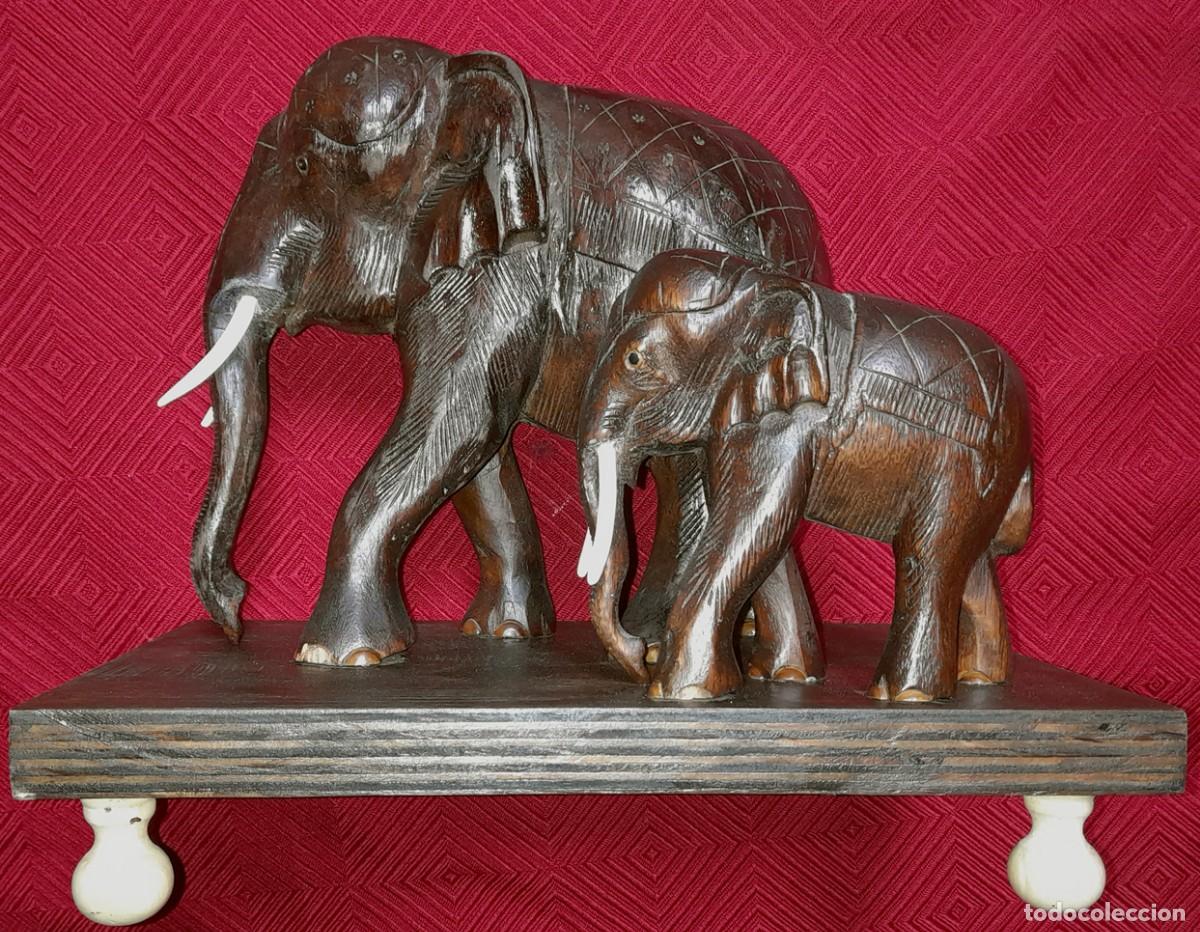 Arte: Esculturas de elefante y su cr&iacute;a sobre madera. A&ntilde;o 1970