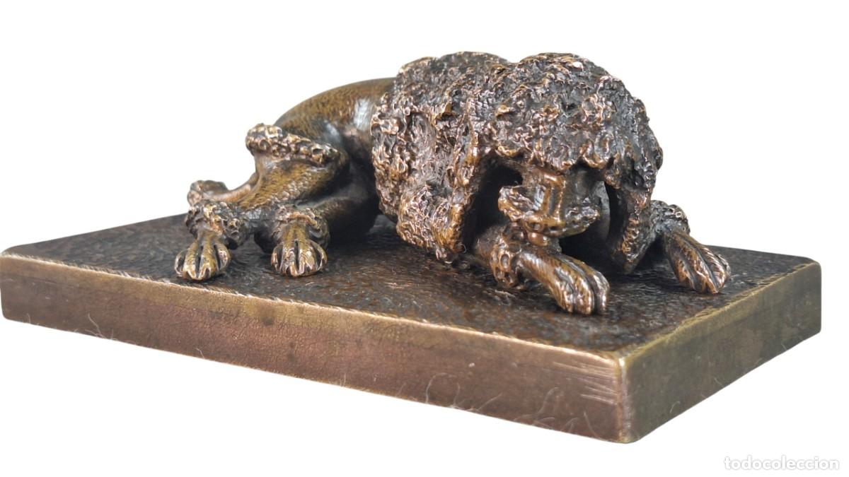 Arte: Caniche. Bronce. Siglo XIX. 5 x 12,4 x 7,5 cm.
