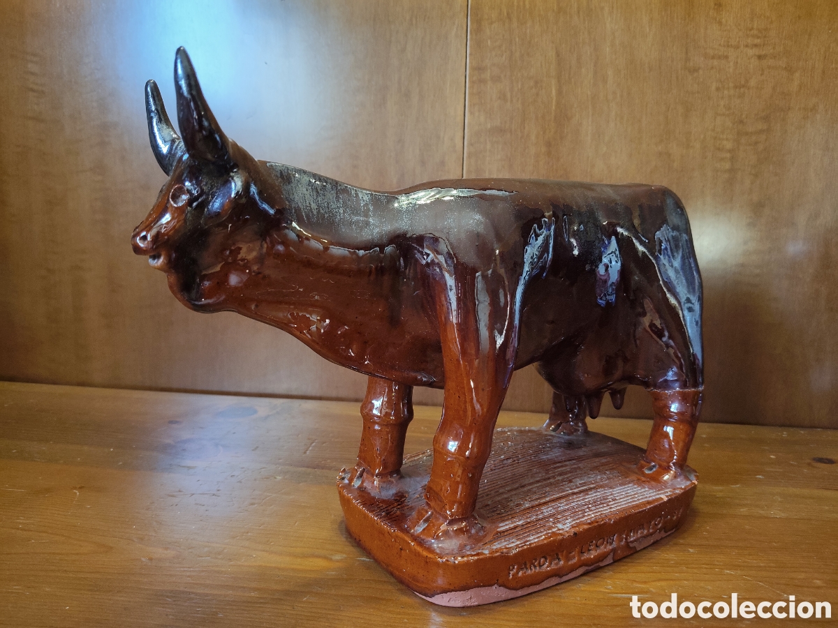 Arte: Escultura Vaca Parda Leon Terracota vidriada reflejo Firmada por debajo fechada Mayo 1989 Cantabria