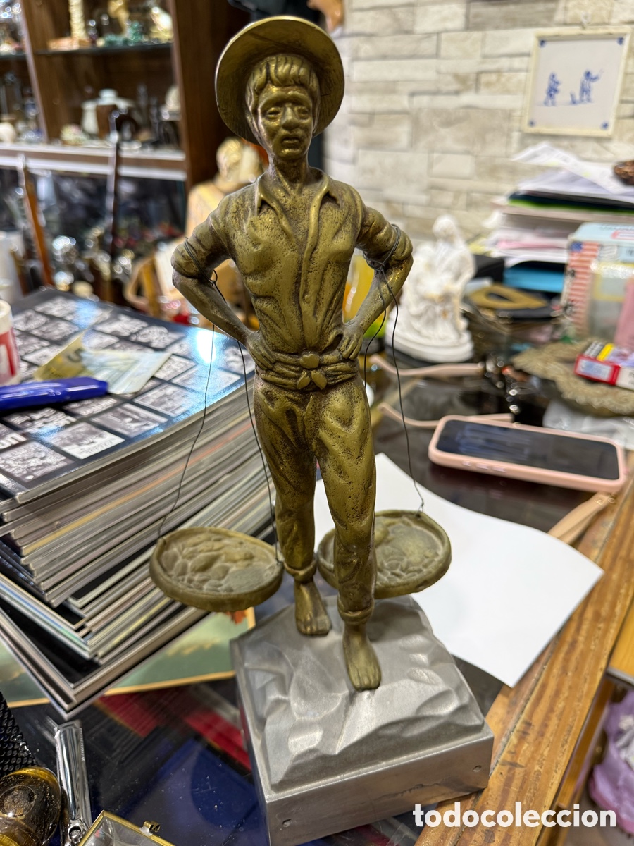 Arte: Preciosa escultura de un cenachero de bronce