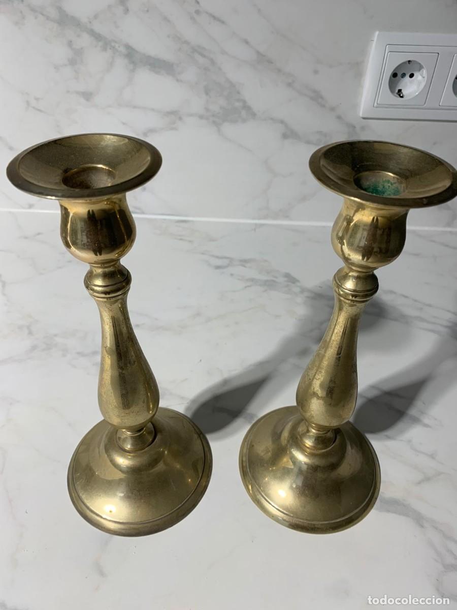 Arte: Dos candelabros de bronce antiguos. - Foto 1