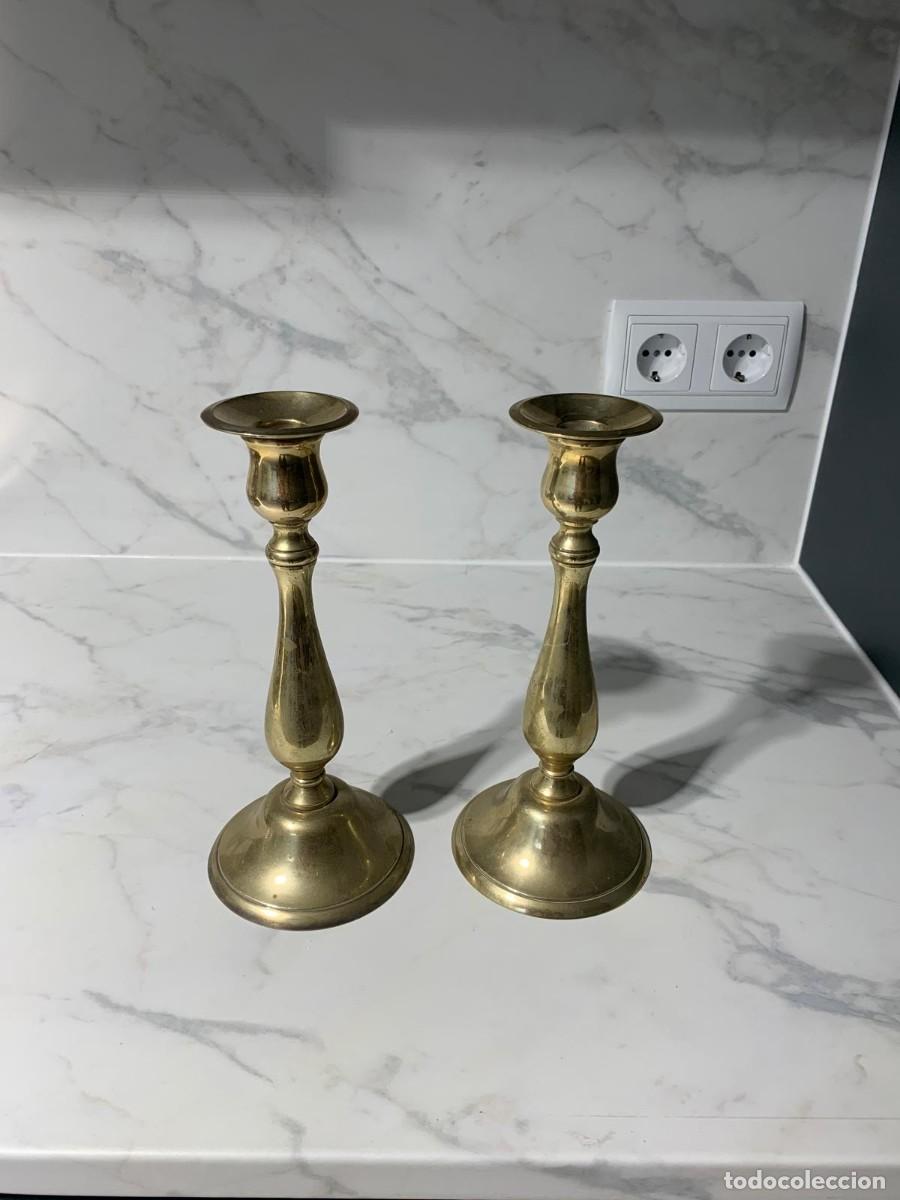 Arte: Dos candelabros de bronce antiguos. - Foto 2