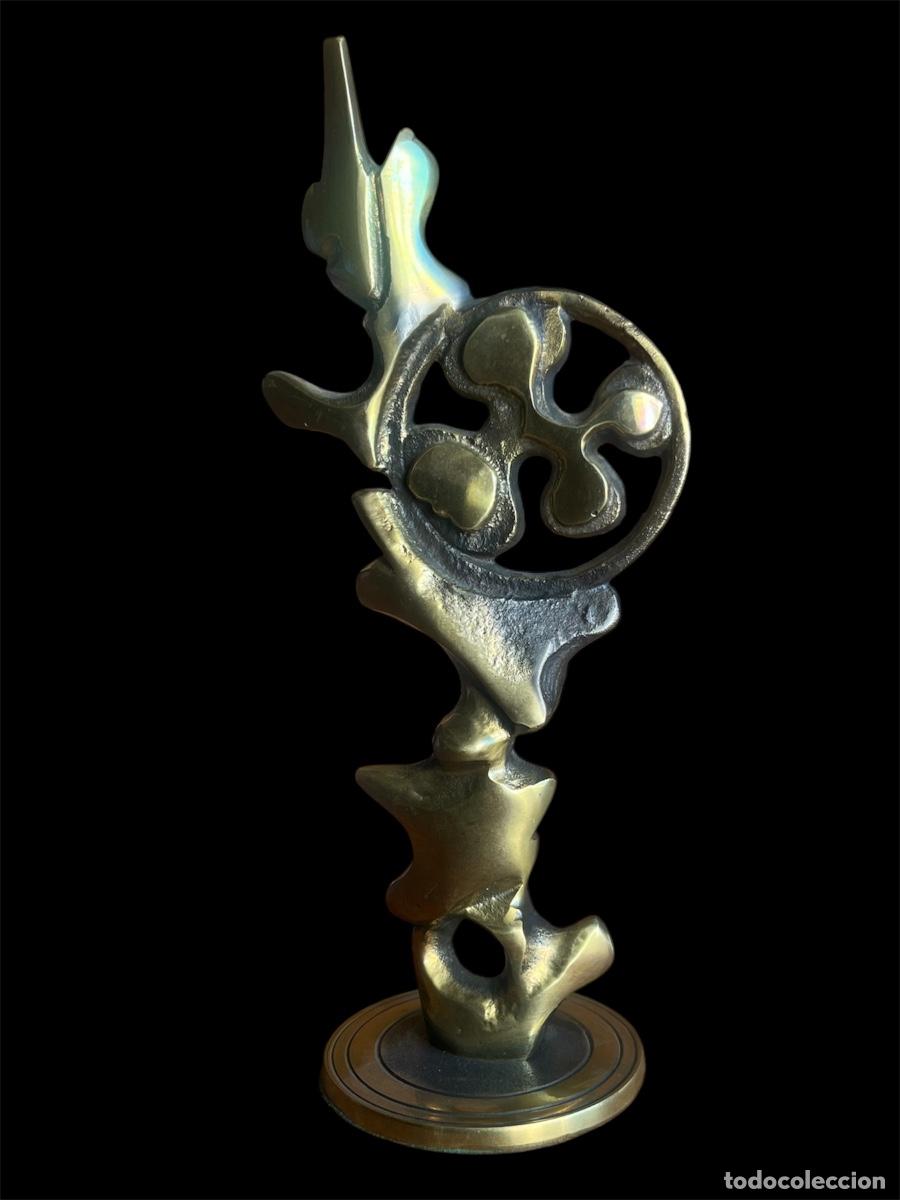 Arte: ESCULTURA ABSTRACTA DE BRONCE FIRMADA 1986.