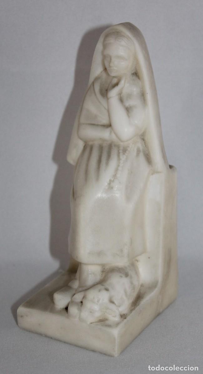 Arte: Escultura femenina firmada Hartmann. Figura decorativa en resina o similar