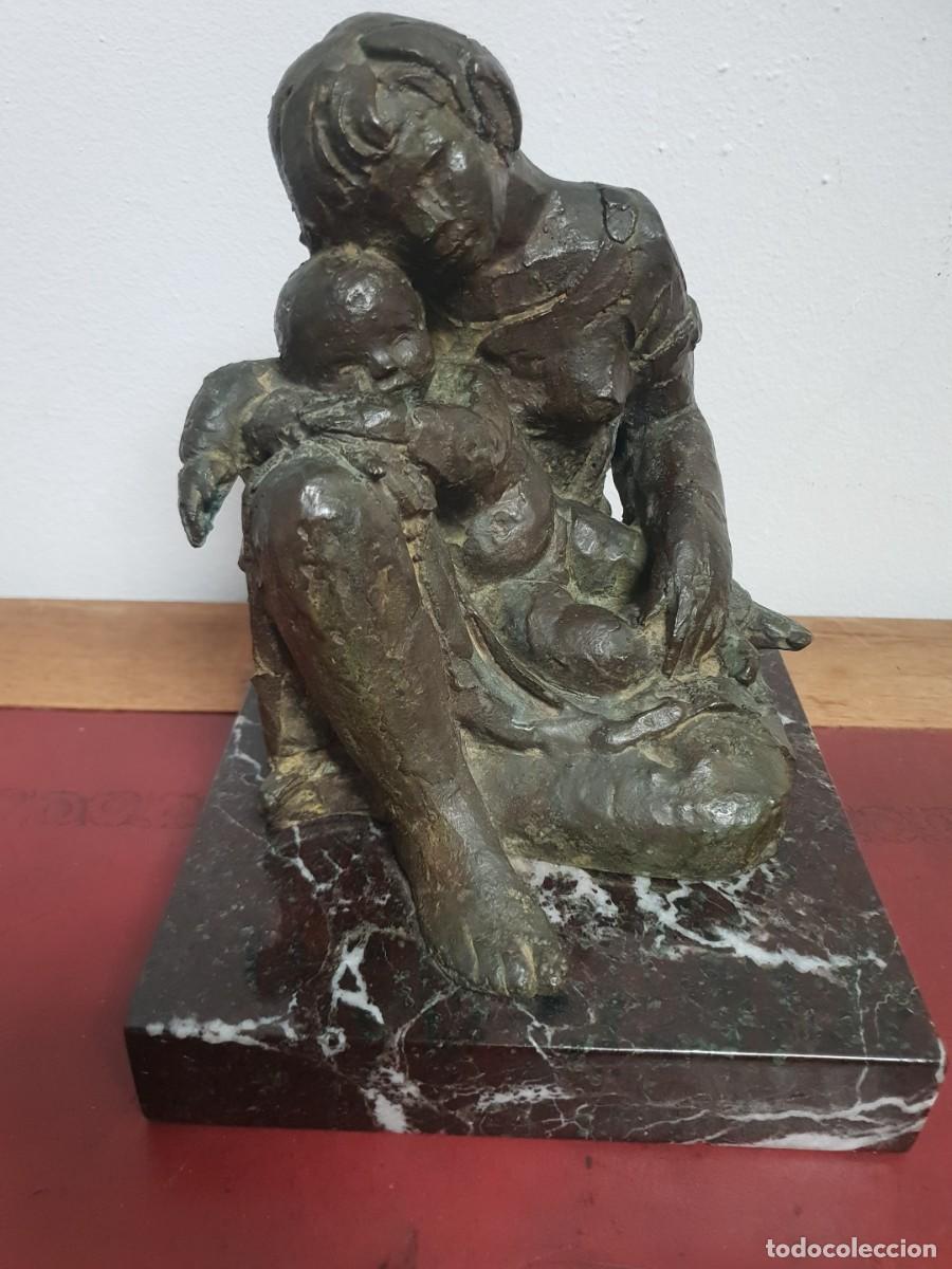 Arte: Figura de bronce firmada por L. GRANERO maternidad