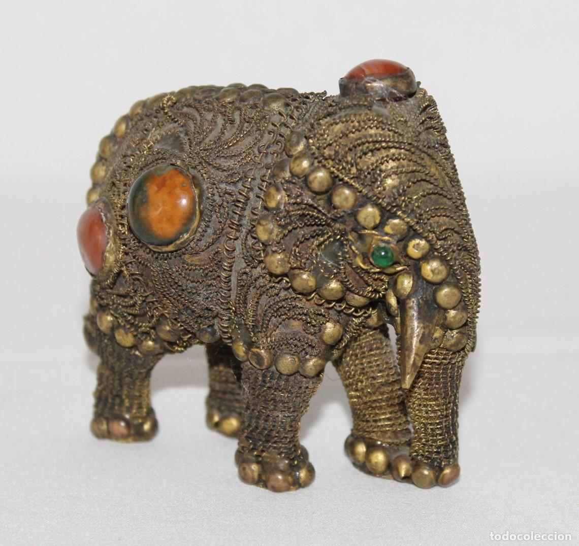 Arte: Elefante oriental de bronce con filigrana y piedras decorativas.