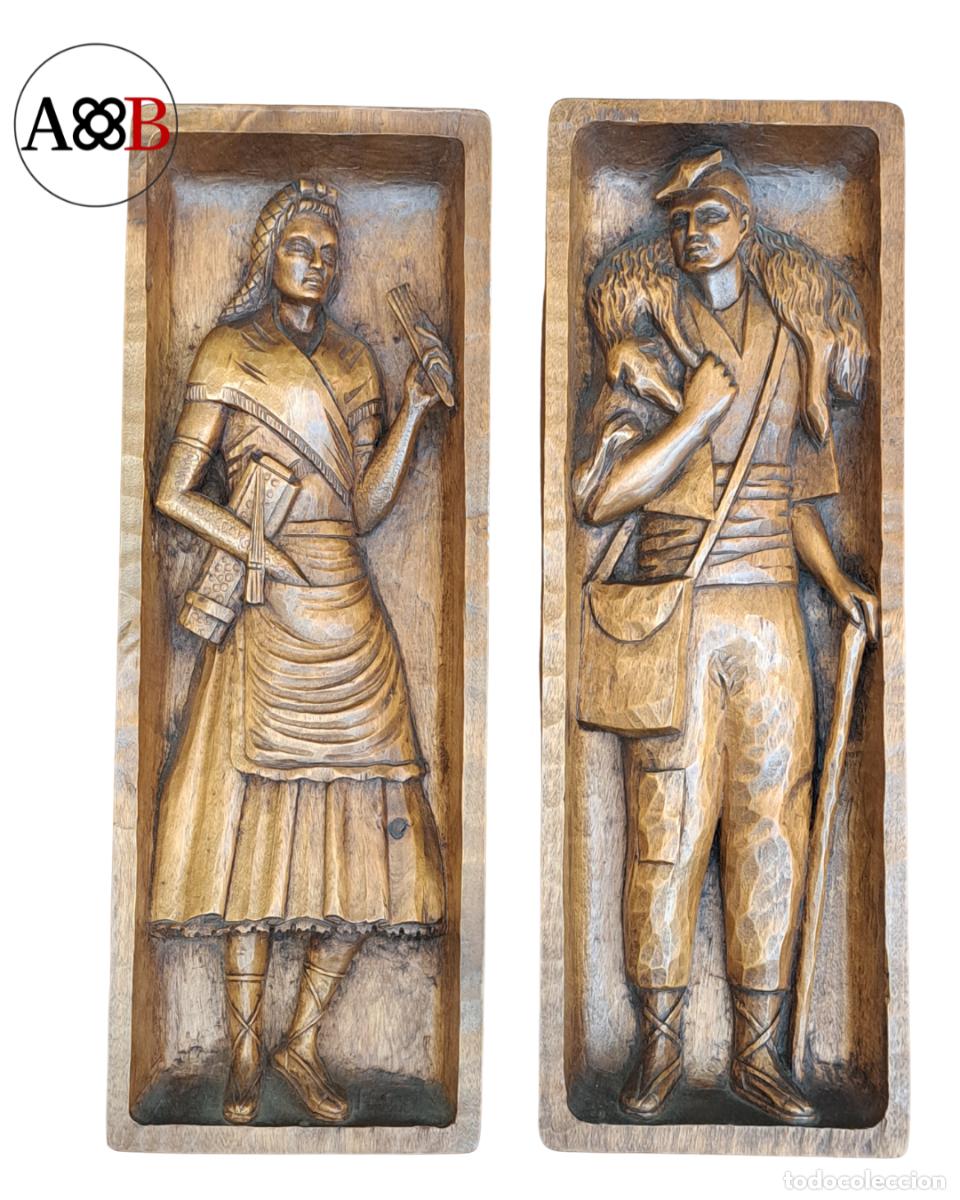 Arte: Pareja Bajorrelieves Talla Madera Maciza Figuras Populares Traje Regional Folk Art (38x11cm)