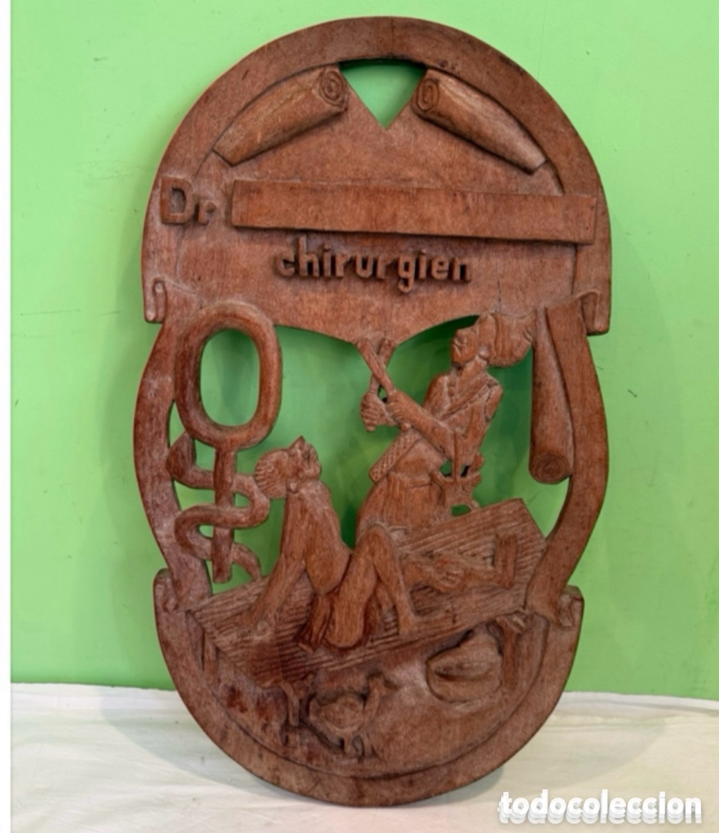 Art: Curiosa escultura de madera tallada cirujano. (64X36 cm).
