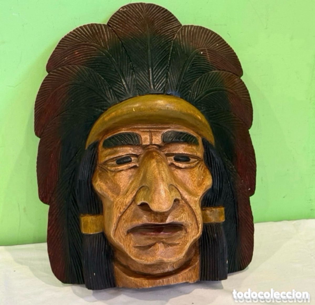 Arte: Gran m&aacute;scara tallada en madera. Jefe indio con tocado de plumas. Escultura decorativa