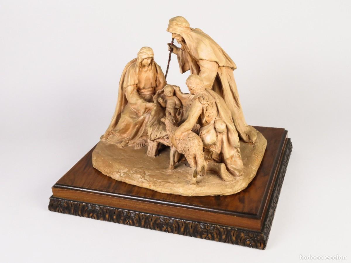 Arte: Nacimiento misterio escultura en terracota Juli&agrave; F&agrave;bregas i Dachs sobre base de madera siglo XX