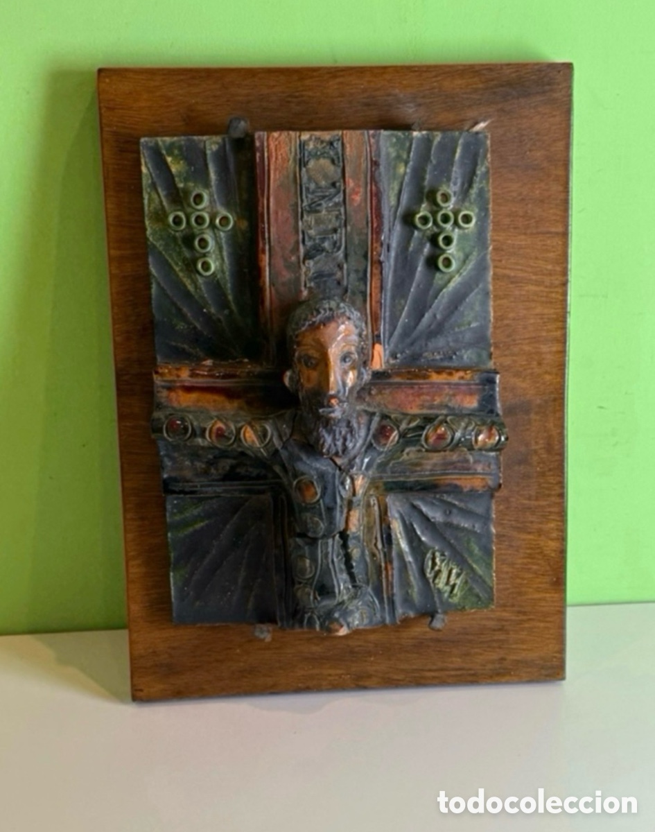 Arte: Antiguo crucifijo de terracota policromada sobre base de madera. Arte religioso