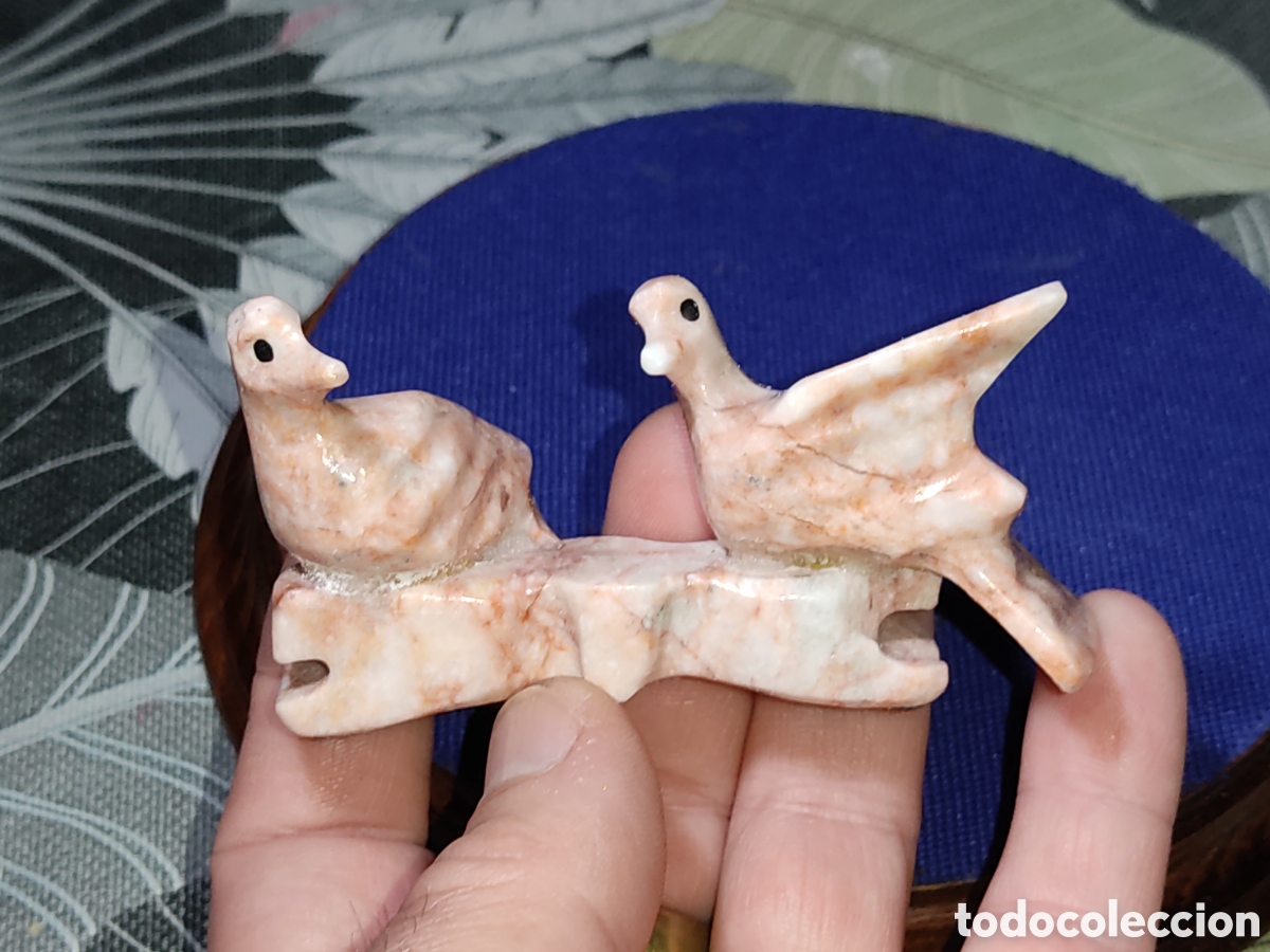 Arte: Palomas talladas en alabastro o m&aacute;rmol rosado o asalmonado.