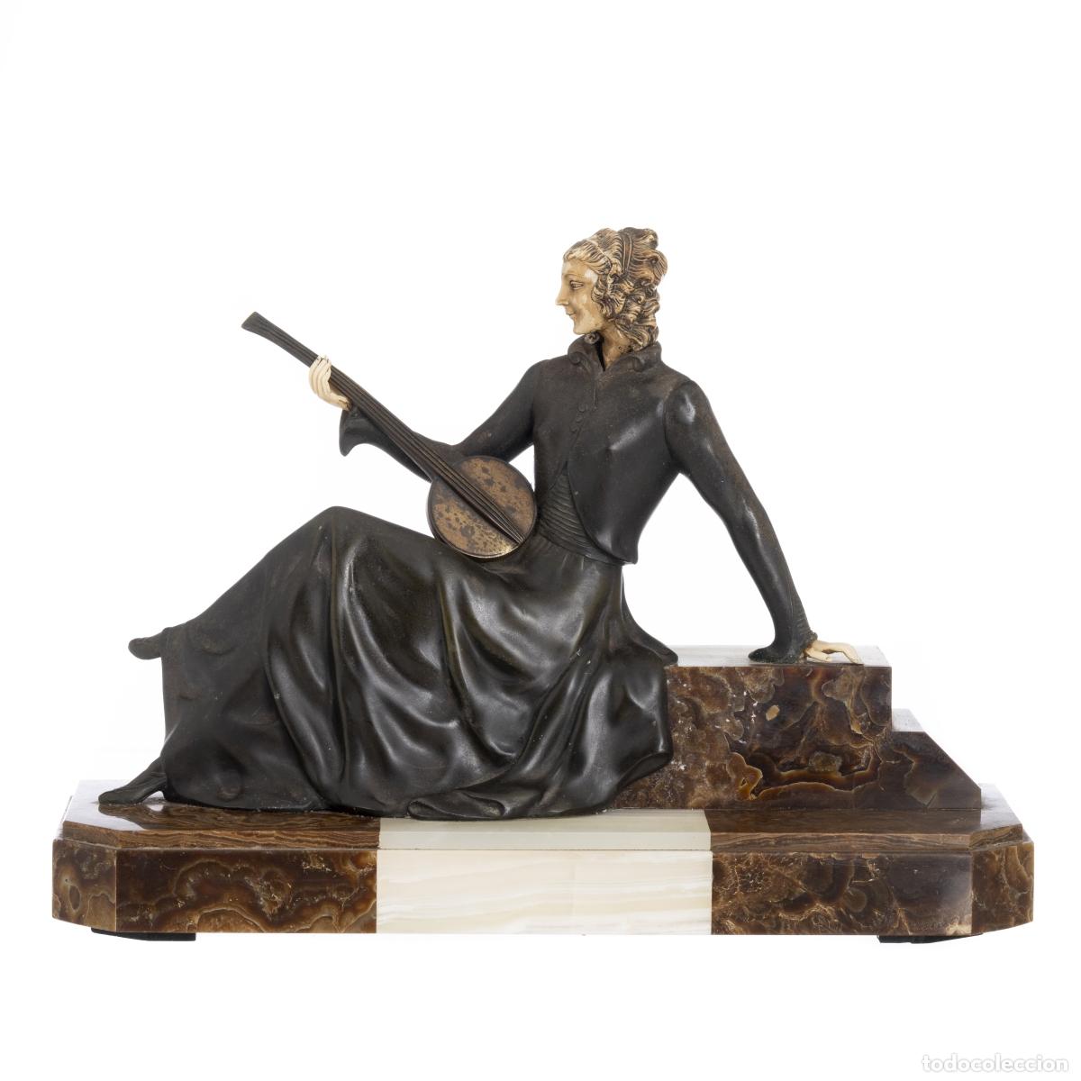 Art: Escultura - Figura femenina con viola