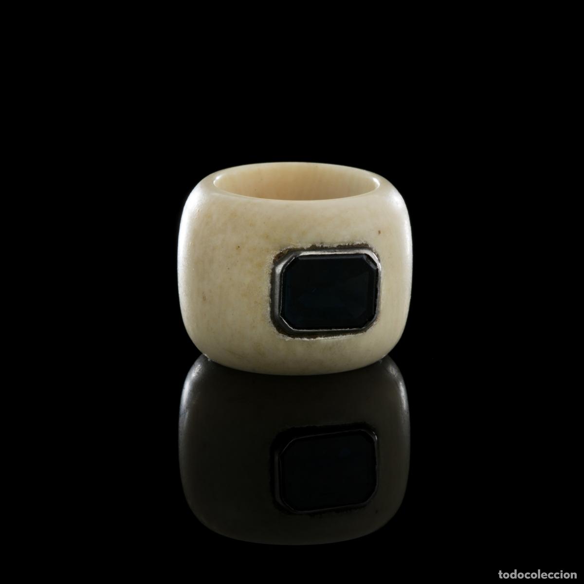 Art: Marfil - Anillo de material c&oacute;rneo con zafiro