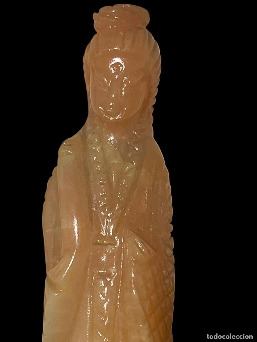 Art: Guan yin o kwan yin.Figura tallada en piedra natural jade o calcita naranja