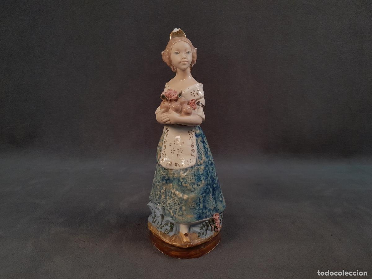 Arte: ESCULTURA DE PORCELANA ESMALTADA REPRESENTANDO A JOVEN CON RAMO DE FLORES. SIGLO XX