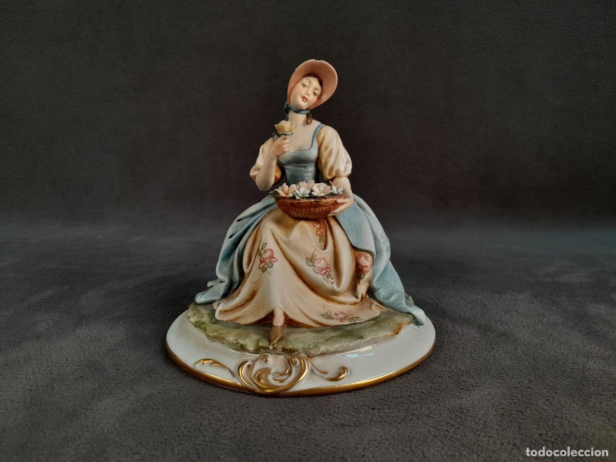 Arte: FIGURA RECLINADA DE DAMA CON CESTA DE FLORES EN PORCELANA ITALIANA TIPO CAPODIMONTE, TICHE. SIGLO XX