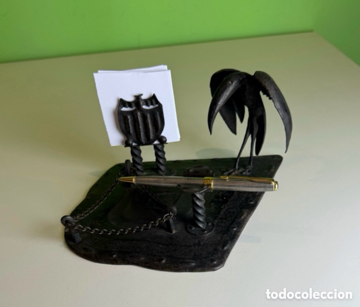 Art: Curiosa escultura de hierro y papel de hierro forjado. Ver las fotos.