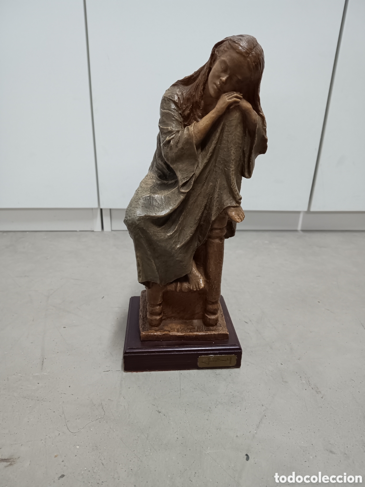 Kunst: ESCULTURA DE JOSEP BOFILL - MUJER DORMIDA SENTADA EN UNA SILLA - PIEZA FIRMADA - 35cm
