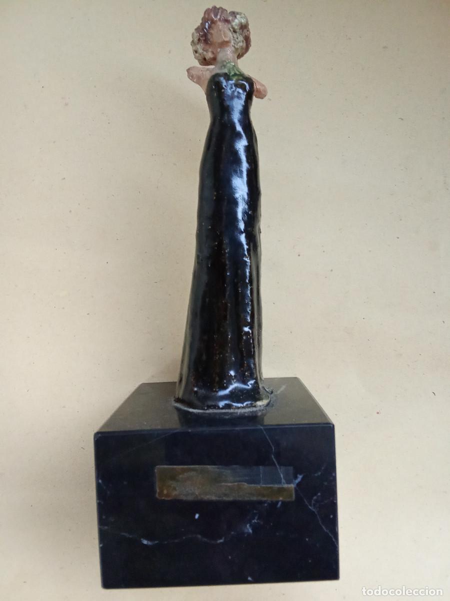 Kunst: FIGURA MODERNISTA EN TERRACOTA (DAMISELA)