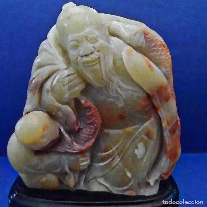 Art: ESCULTURA PESCADOR CON NI&Ntilde;O Y PEZ TALLA DE JADE BLANCO - NARANJA CON PEANA MADERA.MED. 12 X 8,5 CMS
